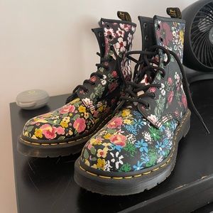 Like new women’s floral doc martens EU 41, US 9